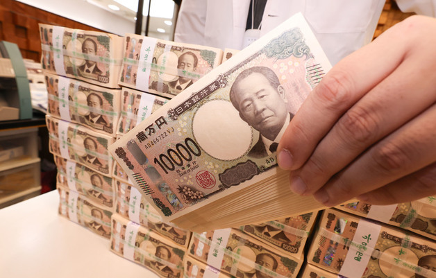 100엔당 800원대 엔화…환전 규모 1년 7개월 만에 최대