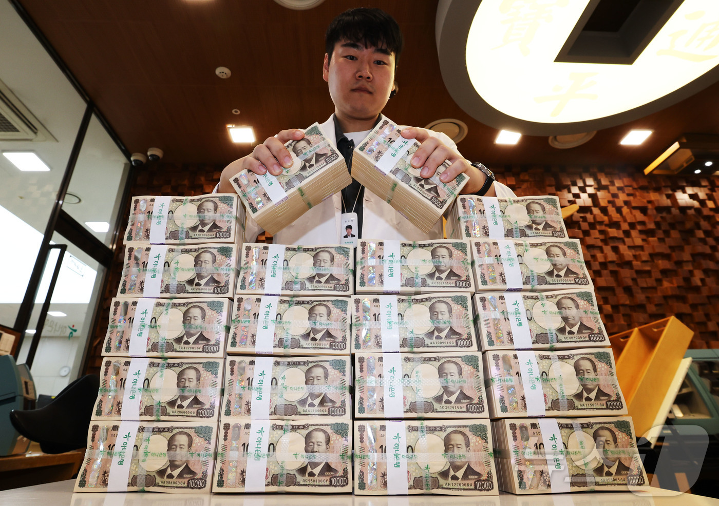 (서울=뉴스1) 이종수 기자 = 29일 서울 중구 하나은행 위변조대응센터에서 직원이 엔화를 살펴보고 있다. 한국 경제 성장에 따른 원화 강세와 엔화 약세로 100엔당 원화 환율이 …