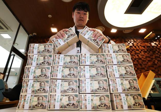 100엔당 800원대 엔화…환전 규모 1년 7개월 만에 최대