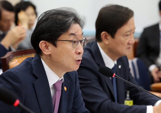 답변하는 이억원 금융위원장