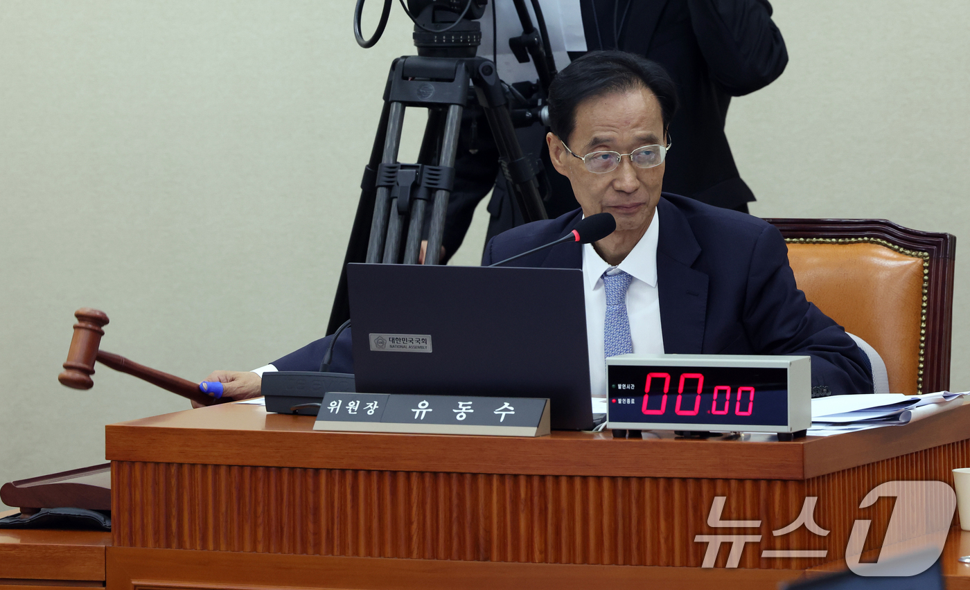 (서울=뉴스1) 황기선 기자 = 유동수 국회 정무위원장이 29일 서울 여의도 국회에서 열린 정무위원회 전체회의에서 의사봉을 두드리고 있다.  2026.7.29/뉴스1