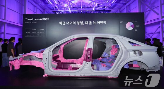 본문 이미지 - 29일 서울 서초구 아크 강남에서 열린 현대자동차 디 올 뉴 아반떼 테크 데이에서 디 올 뉴 아반떼 바디 프레임이 전시되어 있다. 2026.07.29/ 뉴스1 김성진 기자