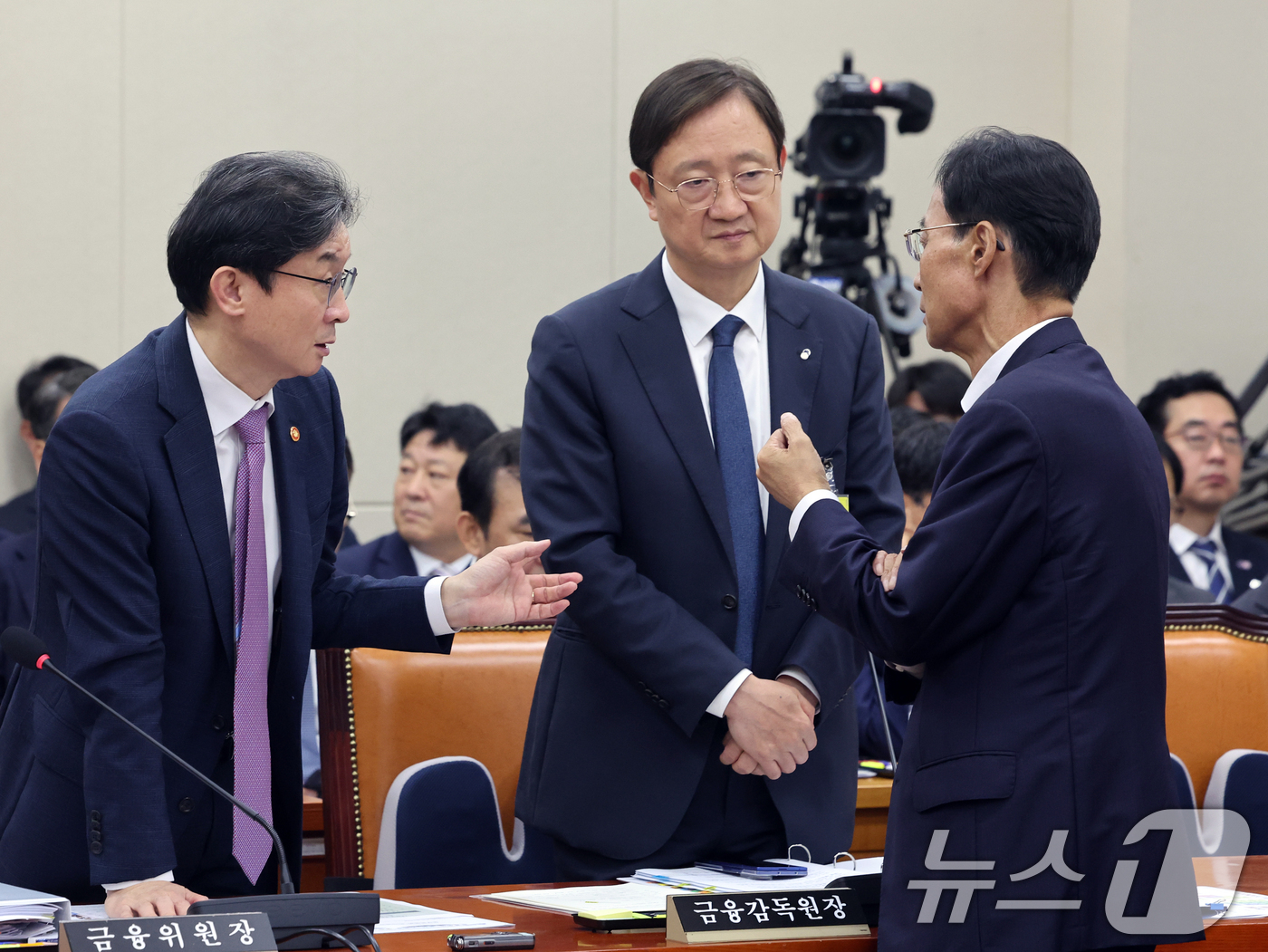 (서울=뉴스1) 황기선 기자 = 이억원 금융위원장과 이찬진 금감원이 29일 서울 여의도 국회에서 열린 정무위원회 전체회의에서 유동수 정무위원장과 대화를 나누고 있다.  2026.7 …