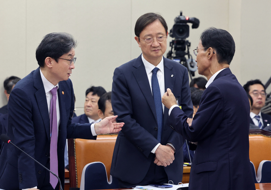 국회 정무위원장과 대화 나누는 이억원·이찬진