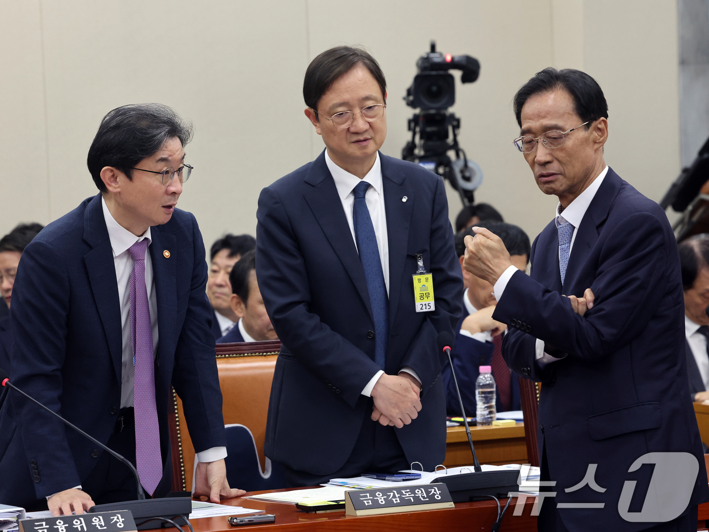 (서울=뉴스1) 황기선 기자 = 이억원 금융위원장과 이찬진 금감원이 29일 서울 여의도 국회에서 열린 정무위원회 전체회의에서 유동수 정무위원장과 대화를 나누고 있다.  2026.7 …