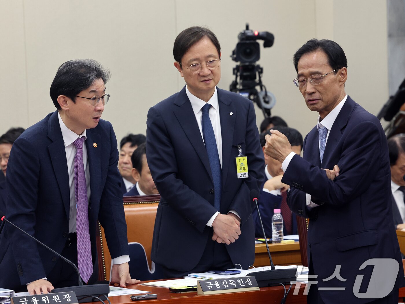 본문 이미지 - 이억원 금융위원장과 이찬진 금감원이 29일 서울 여의도 국회에서 열린 정무위원회 전체회의에서 유동수 정무위원장과 대화를 나누고 있다. 2026.7.29 ⓒ 뉴스1 황기선 기자