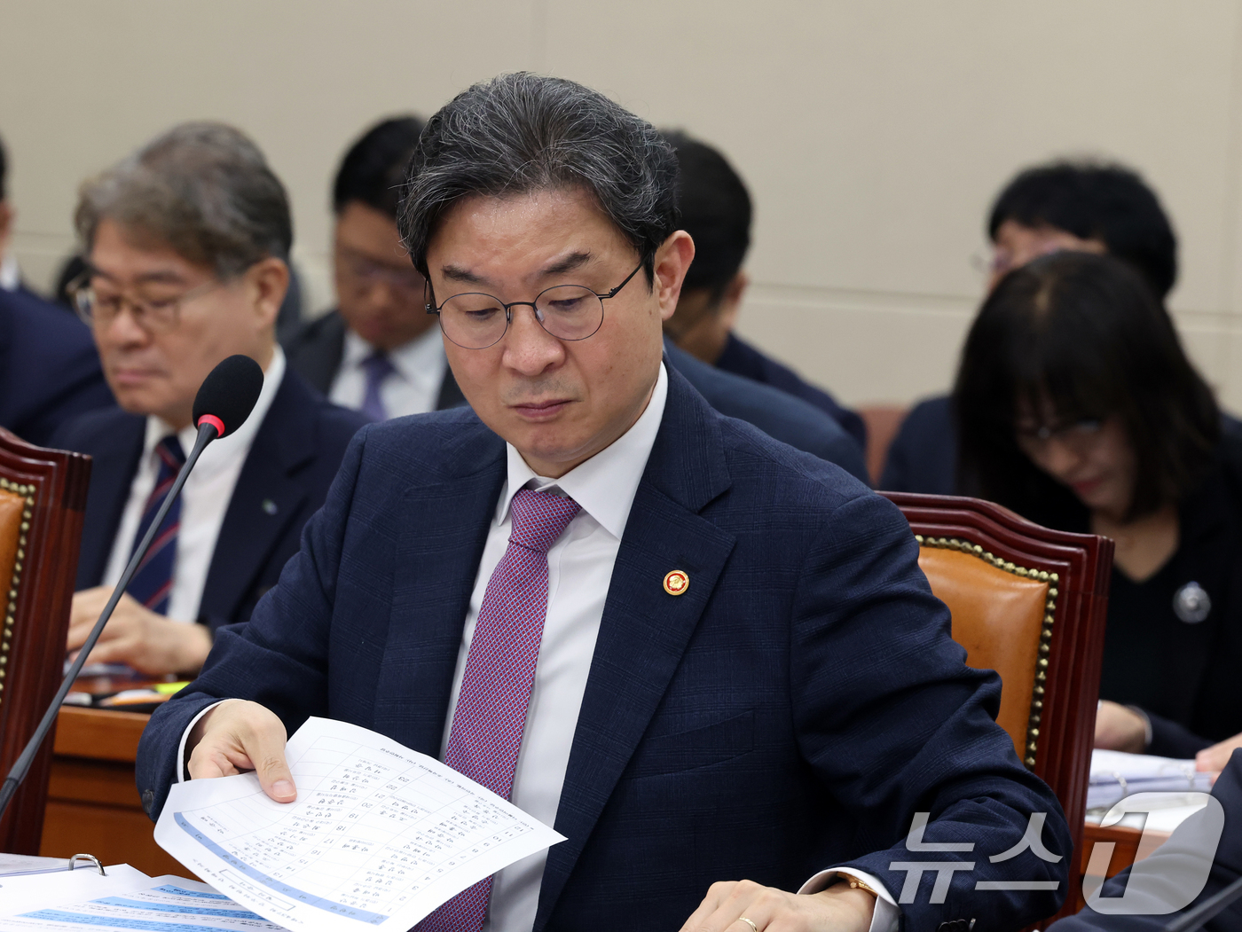 (서울=뉴스1) 황기선 기자 = 이억원 금융위원장이 29일 서울 여의도 국회에서 열린 정무위원회 전체회의에서 자료를 살펴보고 있다.  2026.7.29/뉴스1