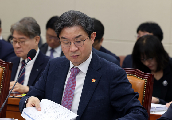 자료 살펴보는 이억원 금융위원장