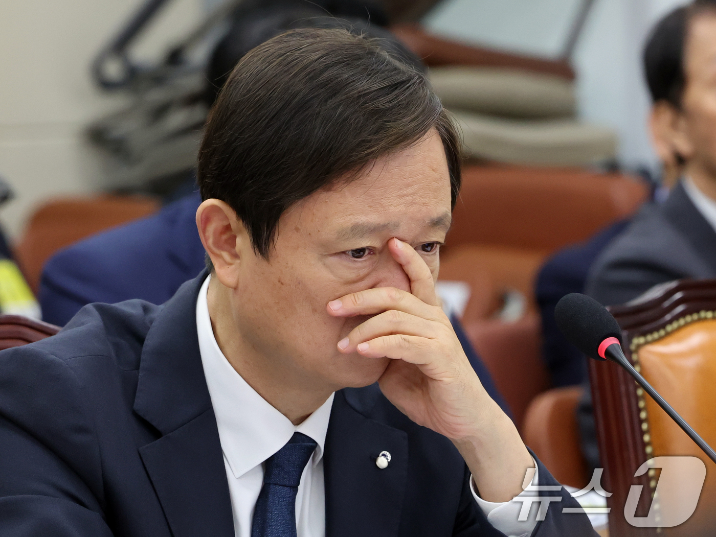 (서울=뉴스1) 황기선 기자 = 이찬진 금융감독원장이 29일 서울 여의도 국회에서 열린 정무위원회 전체회의에서 생각에 잠겨 있다. 2026.7.29/뉴스1