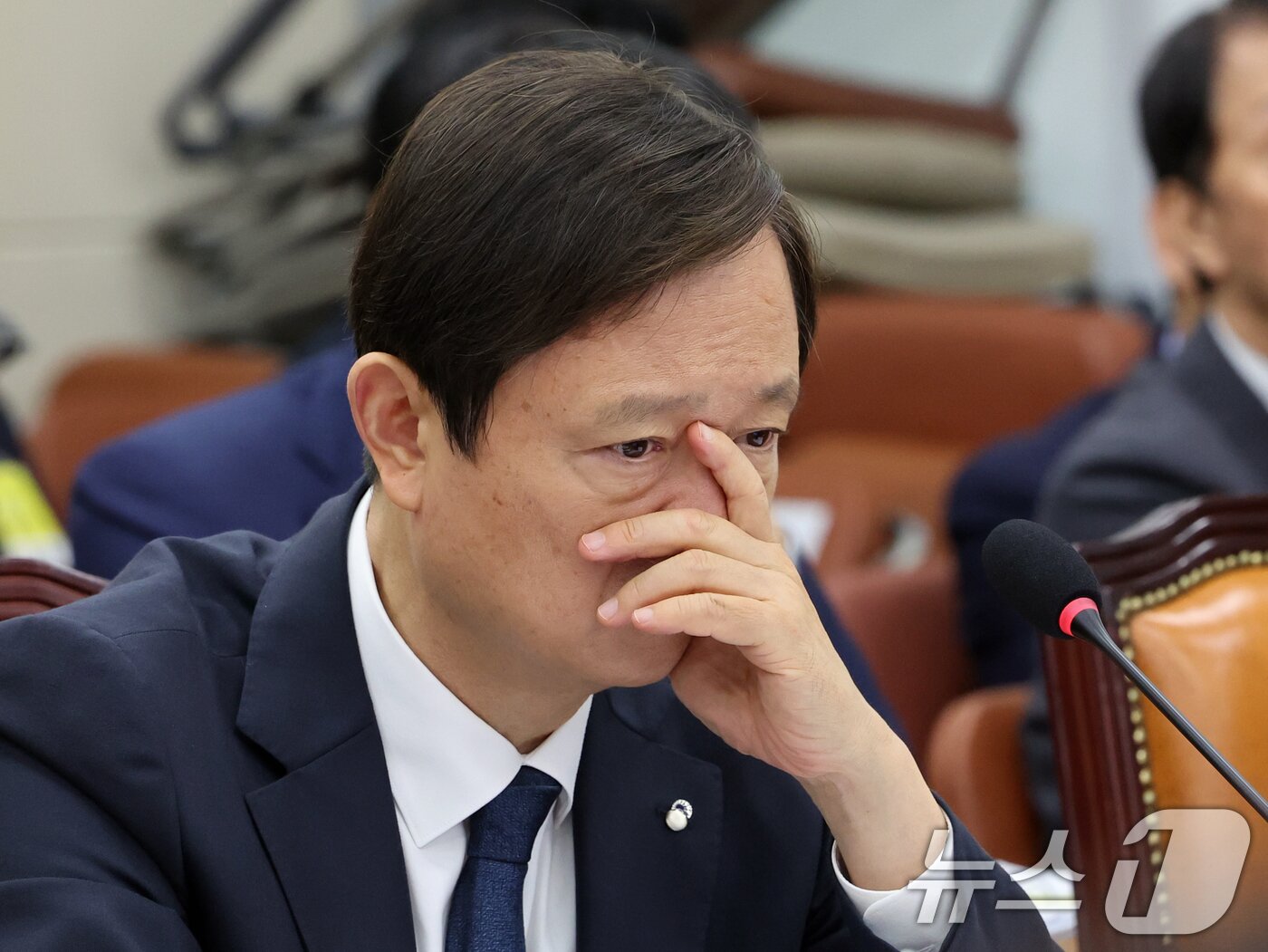 본문 이미지 - 이찬진 금융감독원장이 29일 서울 여의도 국회에서 열린 정무위원회 전체회의에서 생각에 잠겨 있다. 2026.7.29 ⓒ 뉴스1 황기선 기자
