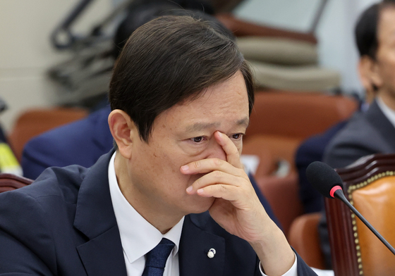 생각에 잠긴 이찬진 금감원장