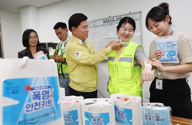 황인호 대전동구청장, 자활근로 310명에 폭염 안전용품 키트 전달