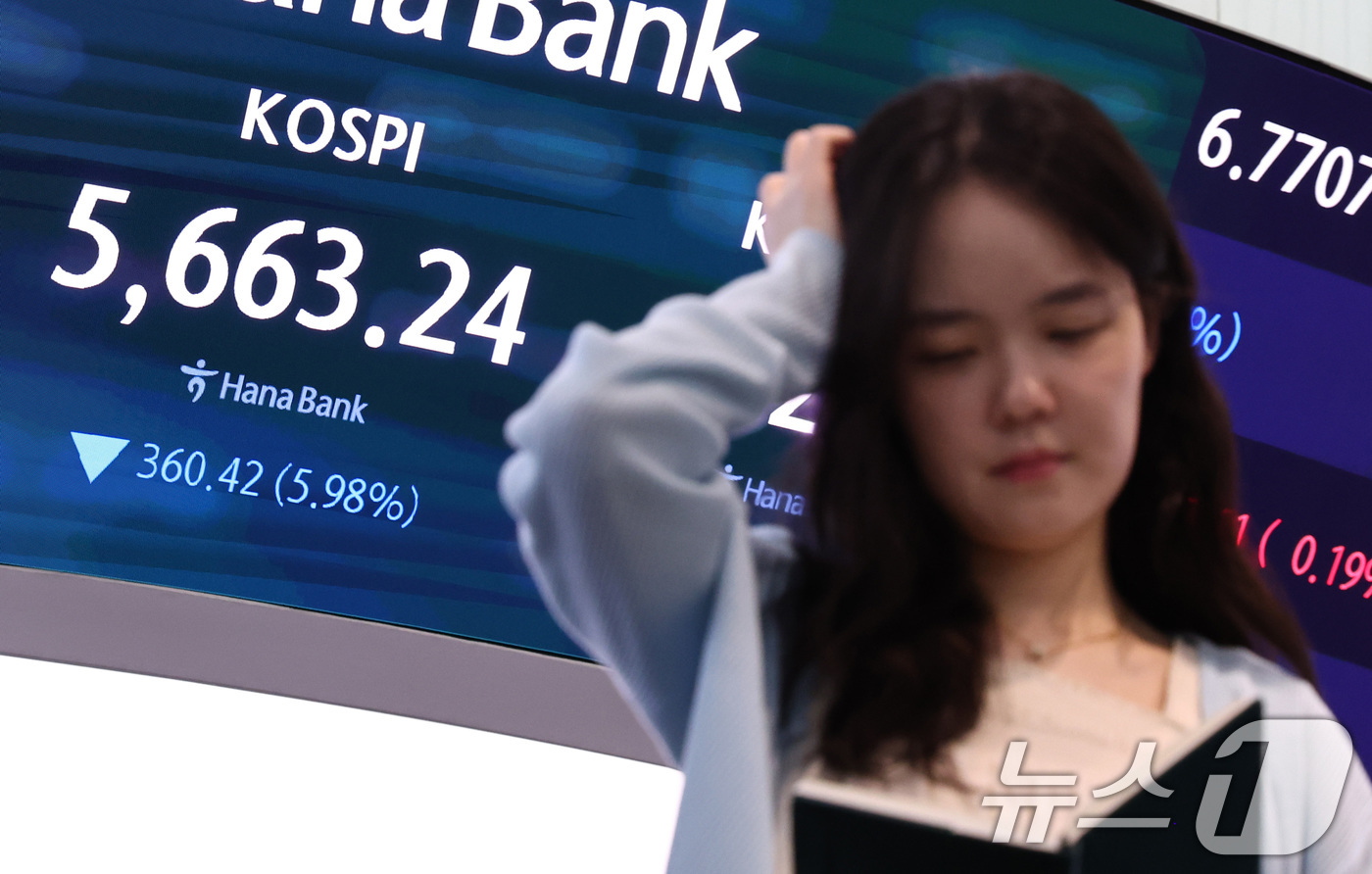 (서울=뉴스1) 최지환 기자 = 2거래일 연속으로 코스피, 코스닥 시장에 서킷브레이커가 발동한 29일 서울 중구 하나은행 본점 딜링룸 전광판에 코스피 종가가 표시되어 있다.이날 …