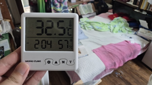 33도 방에서 더위와 사투 88세 어르신 "전기세 아까워 에어컨도 못 켜"