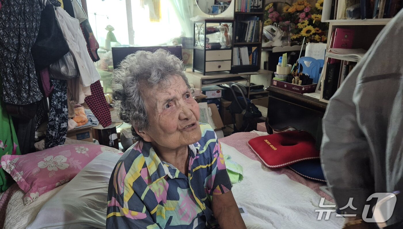 본문 이미지 - 기온이 36도에 육박한 29일 오후 2시께 울산 중구 성안동에 사는 이순이 씨(88)가 "전기세 걱정에 에어컨 전원을 잘 켜지 않는다"고 말했다. 2026.7.29 ⓒ 뉴스1 박정현 기자