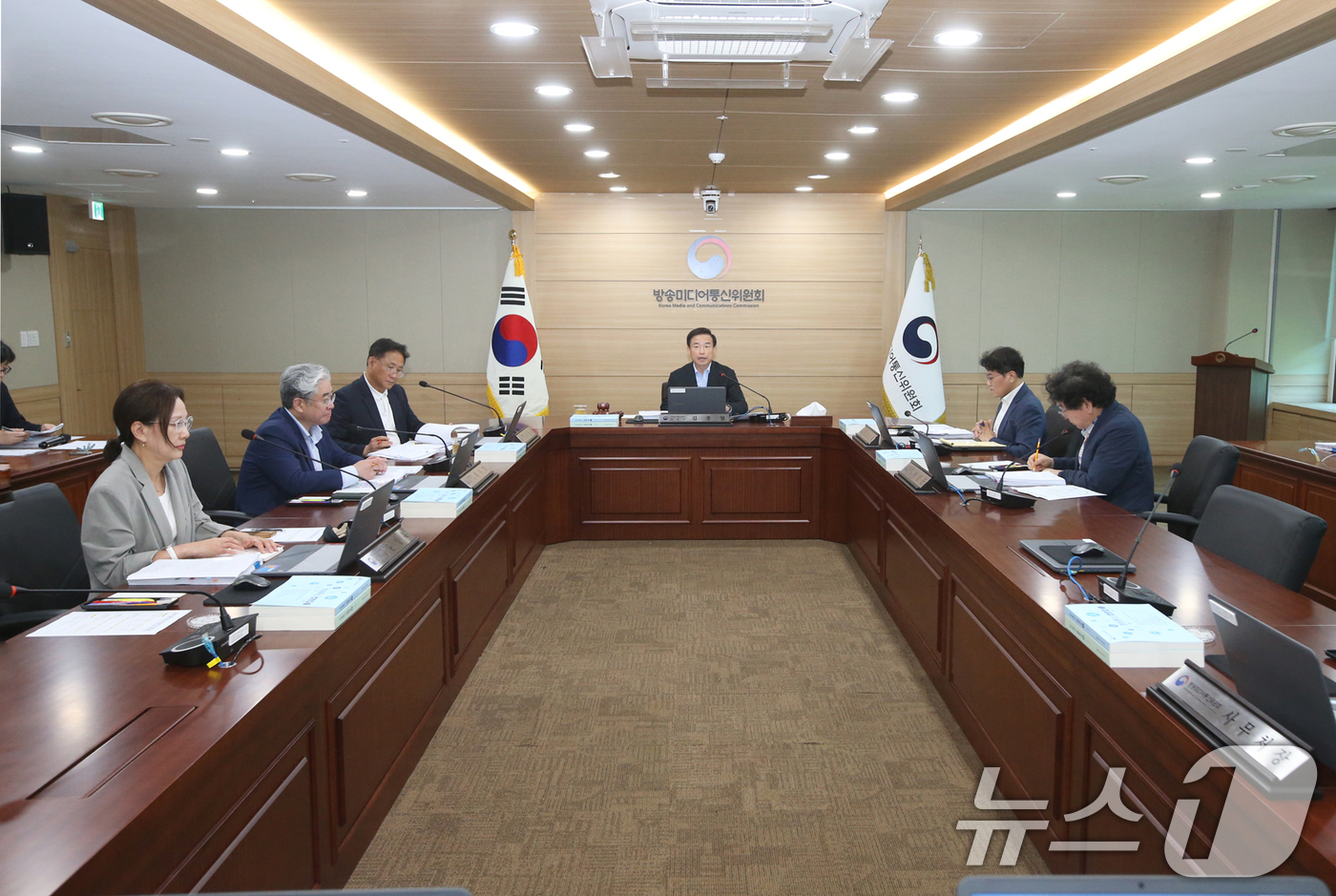 (서울=뉴스1) = 김종철 방송미디어통신위원장이 29일 경기 과천시 정부과천청사에서 '2026년 제26차 전체회의'를 주재하고 있다. (방송미디어통신위원회 제공. 재판매 및 DB금 …
