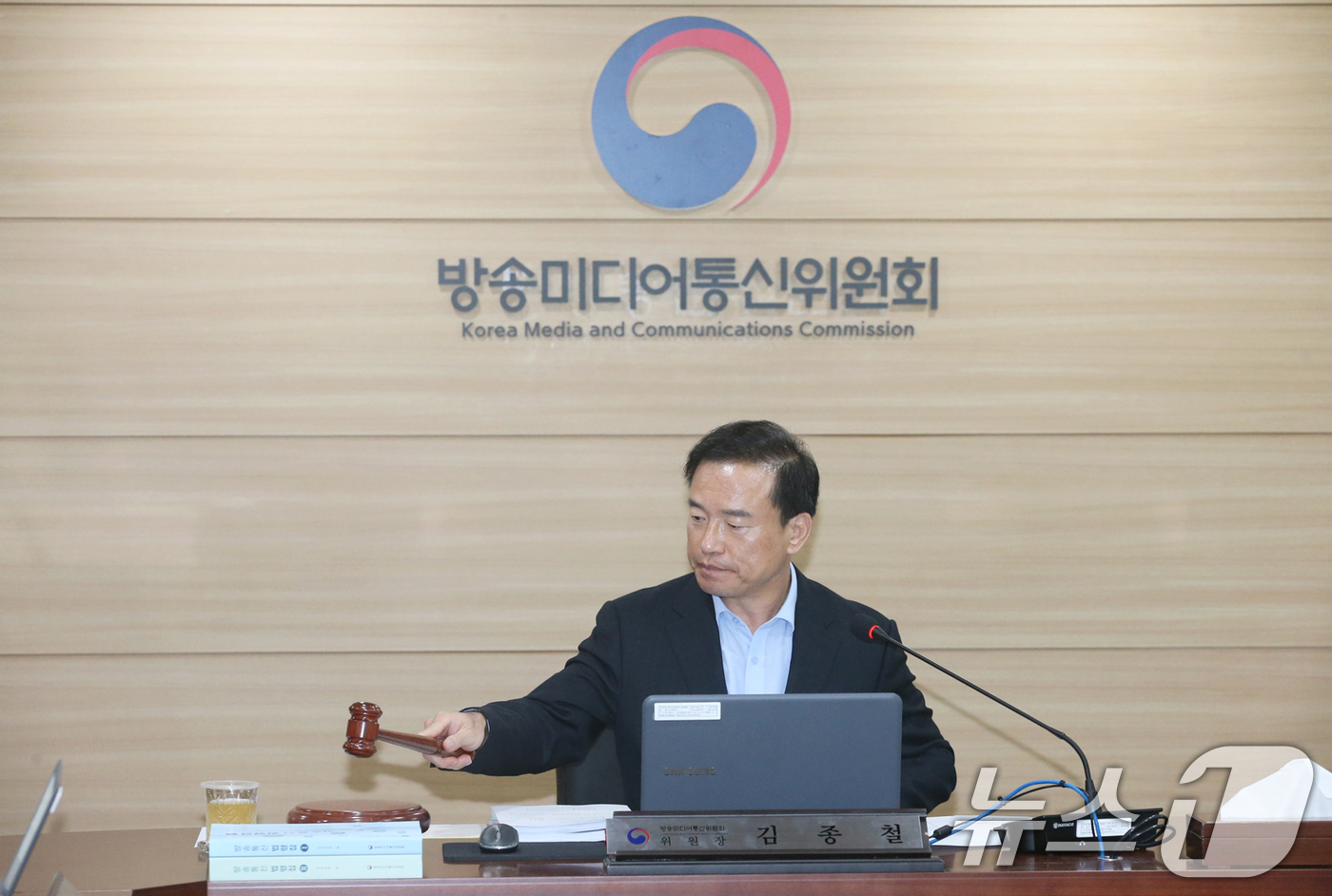 (서울=뉴스1) = 김종철 방송미디어통신위원장이 29일 경기 과천시 정부과천청사에서 '2026년 제26차 전체회의'를 주재하고 있다. (방송미디어통신위원회 제공. 재판매 및 DB금 …