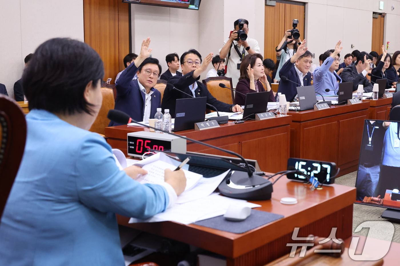 (서울=뉴스1) 신웅수 기자 = 국민의힘 의원들이 29일 서울 여의도 국회에서 열린 법제사법위원회 전체회의에서 형사소송법 개정안에 대한 토론을 신청하고 있다. 2026.7.29/뉴 …