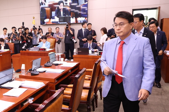 법사위 참석하는 국민의힘 의원들