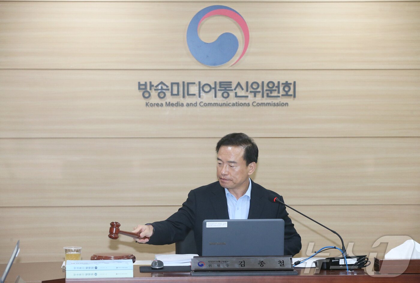 본문 이미지 - 김종철 방송미디어통신위원장이 29일 정부과천청사에서 '2026년 제26차 전체회의'를 열고있다. (방미통위 제공)