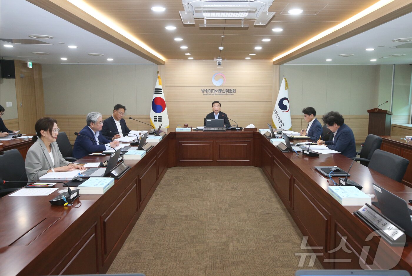 본문 이미지 - 김종철 방송미디어통신위원장이 29일 정부과천청사에서 '2026년 제26차 전체회의'를 열고있다. (방미통위 제공)