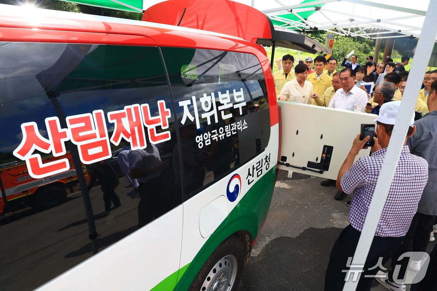 본문 이미지 -  송미령 농림축산식품부 장관은 29일 전남광주통합특별시 함평군 대동면 상강마을과 천지농협을 찾아 폭염 대응 상황을 점검하고, 농업인과 현장 관계자들을 격려했다. (농식품부 제공) /2026.7.29/