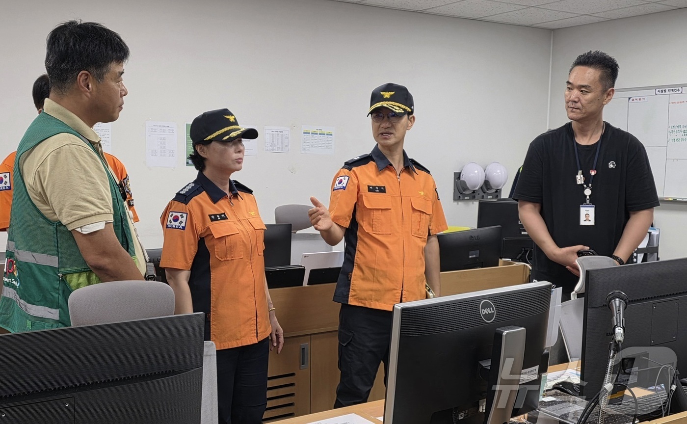 (대전=뉴스1) 이동원 기자 = 이중기 대전소방본부장 전담직무대리는 29일 동구 구도동 쿠팡풀필먼트서비스 대전1센터를 방문해 물류센터 화재 위험 요인 점검과 안전관리 실태를 확인했 …