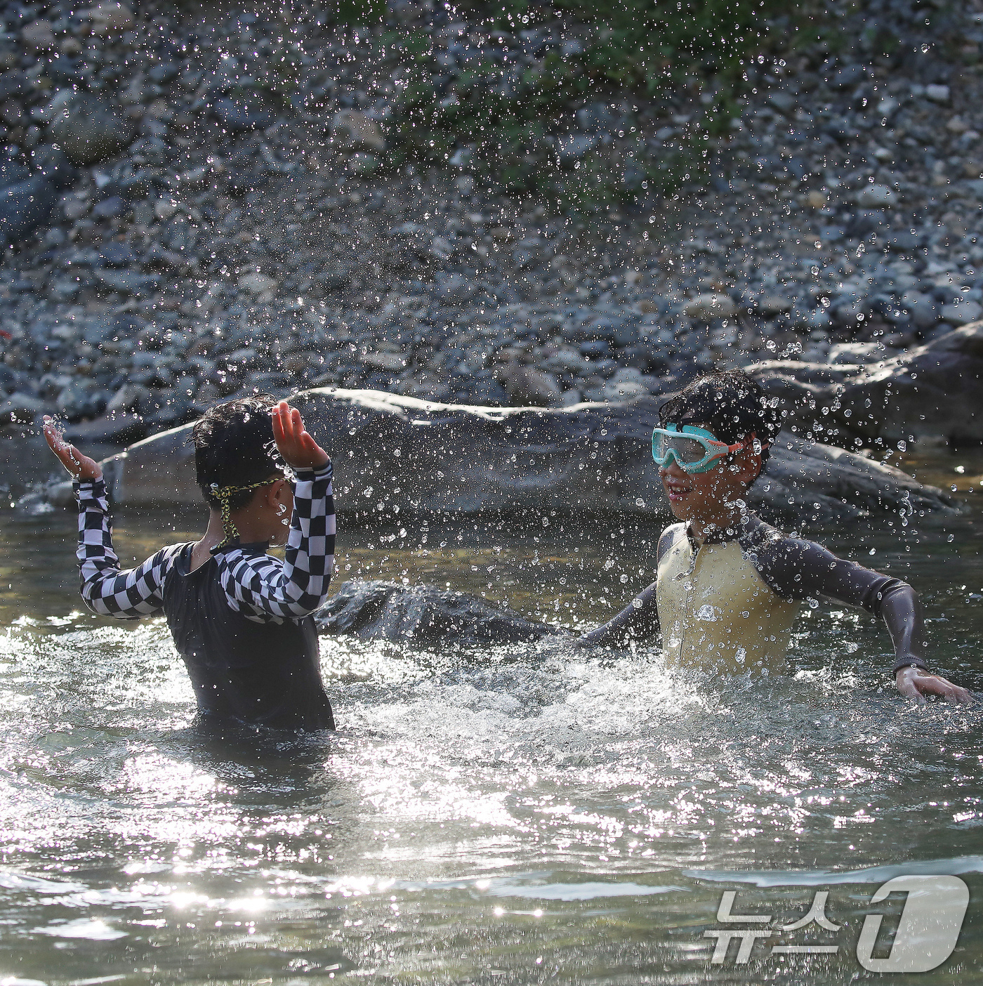 (양산=뉴스1) 윤일지 기자 = 경남 양산에 폭염중대경보가 발효된 29일 양산 원동면 배내골 계곡을 찾은 어린이들이 물놀이를 하며 더위를 식히고 있다.이날 양산은 낮 최고 기온이 …