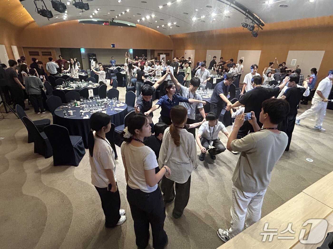 본문 이미지 - 28일 경기 광주시 곤지암리조트 세미나실에서 뉴스1 대학생 미래캠프 첫날 마지막 일정으로 레크리에이션이 진행되고 있다. 2026.7.28/뉴스1 ⓒ News1 문대현 기자 