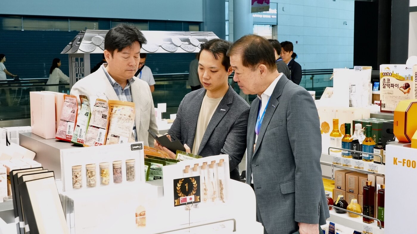 본문 이미지 - 이태식 한유원 대표이사가 29일 인천국제공항에 위치한 중기전용 면세판매장을 찾아 제품을 살펴보고 있다. (한유원 제공)