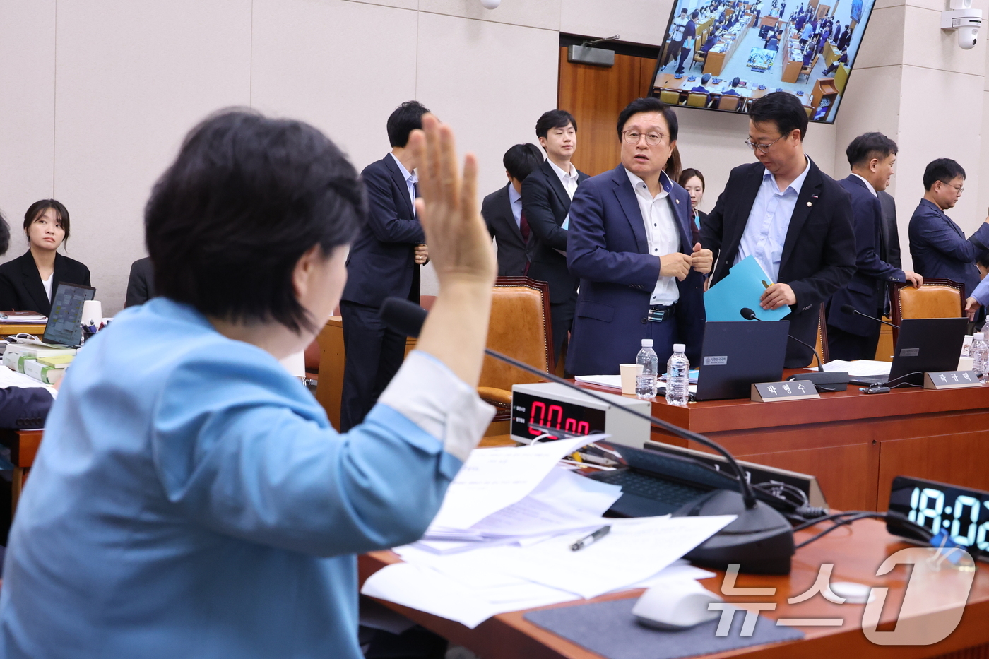 (서울=뉴스1) 신웅수 기자 = 국민의힘 의원들이 29일 서울 여의도 국회에서 열린 법제사법위원회 전체회의에서 형사소송법 개정안 처리에 항의하며 퇴장하고 있다. 2026.7.29/ …
