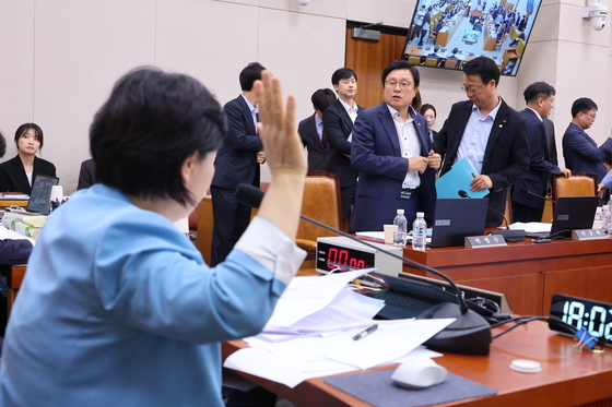 법사위 퇴장하는 국민의힘