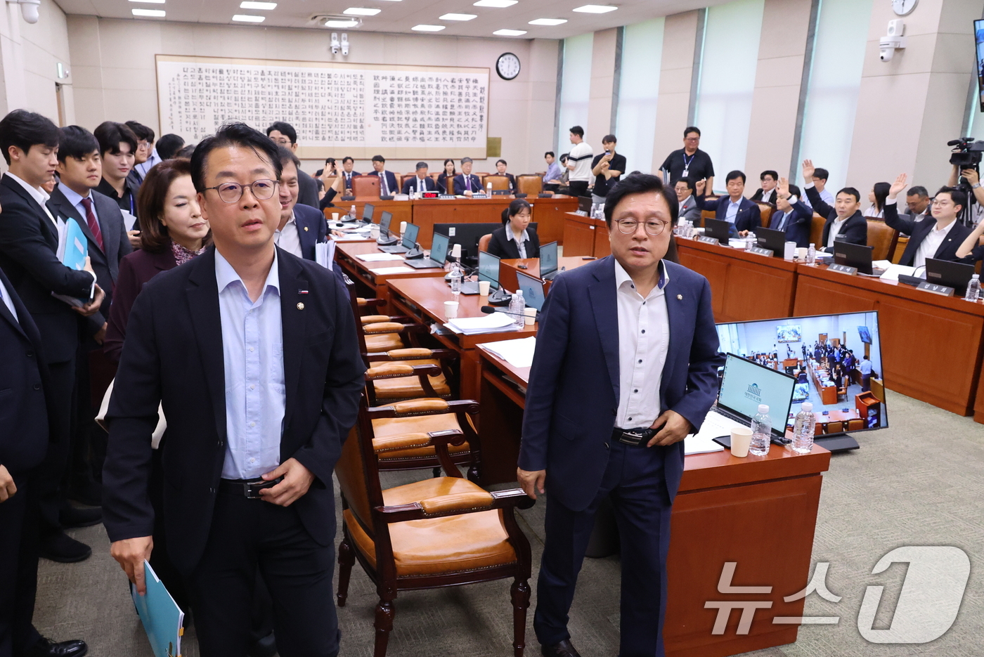 (서울=뉴스1) 신웅수 기자 = 국민의힘 의원들이 29일 서울 여의도 국회에서 열린 법제사법위원회 전체회의에서 형사소송법 개정안 처리에 항의하며 퇴장하고 있다. 2026.7.29/ …