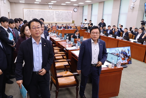 '檢보완수사권 폐지' 형소법 개정안 與주도 법사위 통과…野 반발