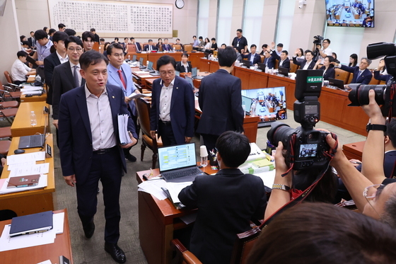 형사소송법 개정안 처리 앞두고 퇴장하는 국민의힘