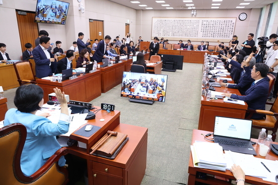 퇴장 준비하는 국민의힘