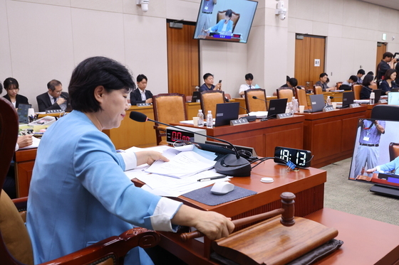 의사봉 두드리는 서영교 위원장