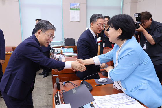 법무장관·법원행정처장과 인사하는 서영교 위원장