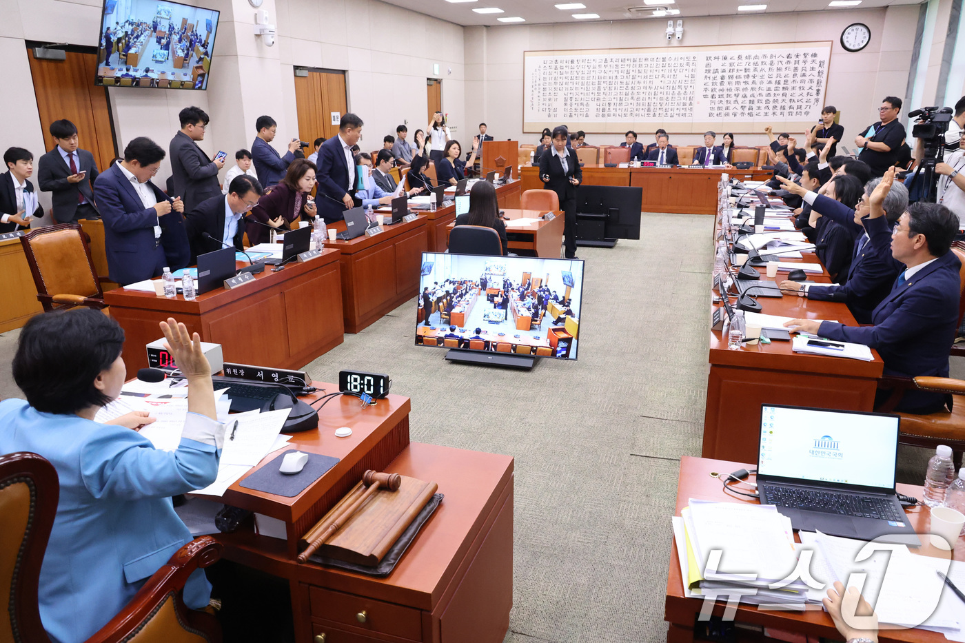 (서울=뉴스1) 신웅수 기자 = 29일 서울 여의도 국회에서 열린 법제사법위원회 전체회의에서 형사소송법 개정안에 대한 토론 종결 투표가 진행되자 국민의힘 의원들이 퇴장하고 있다. …