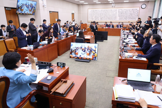 형삿소송법 처리에 퇴장하는 국민의힘