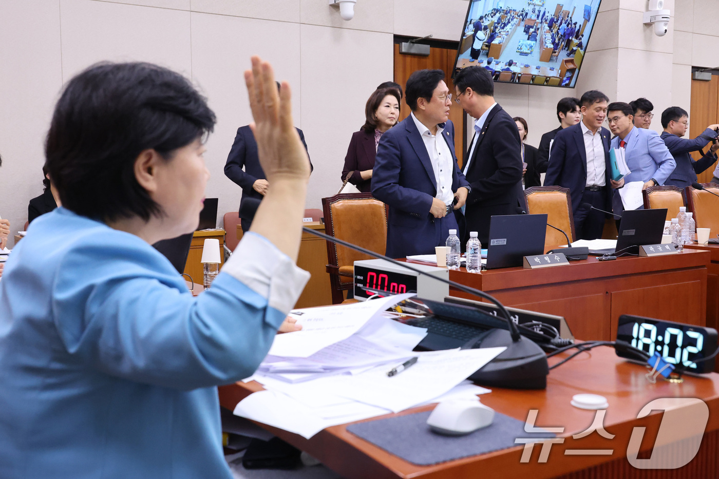 (서울=뉴스1) 신웅수 기자 = 29일 서울 여의도 국회에서 열린 법제사법위원회 전체회의에서 형사소송법 개정안에 대한 토론 종결 투표가 진행되자 국민의힘 의원들이 퇴장하고 있다. …