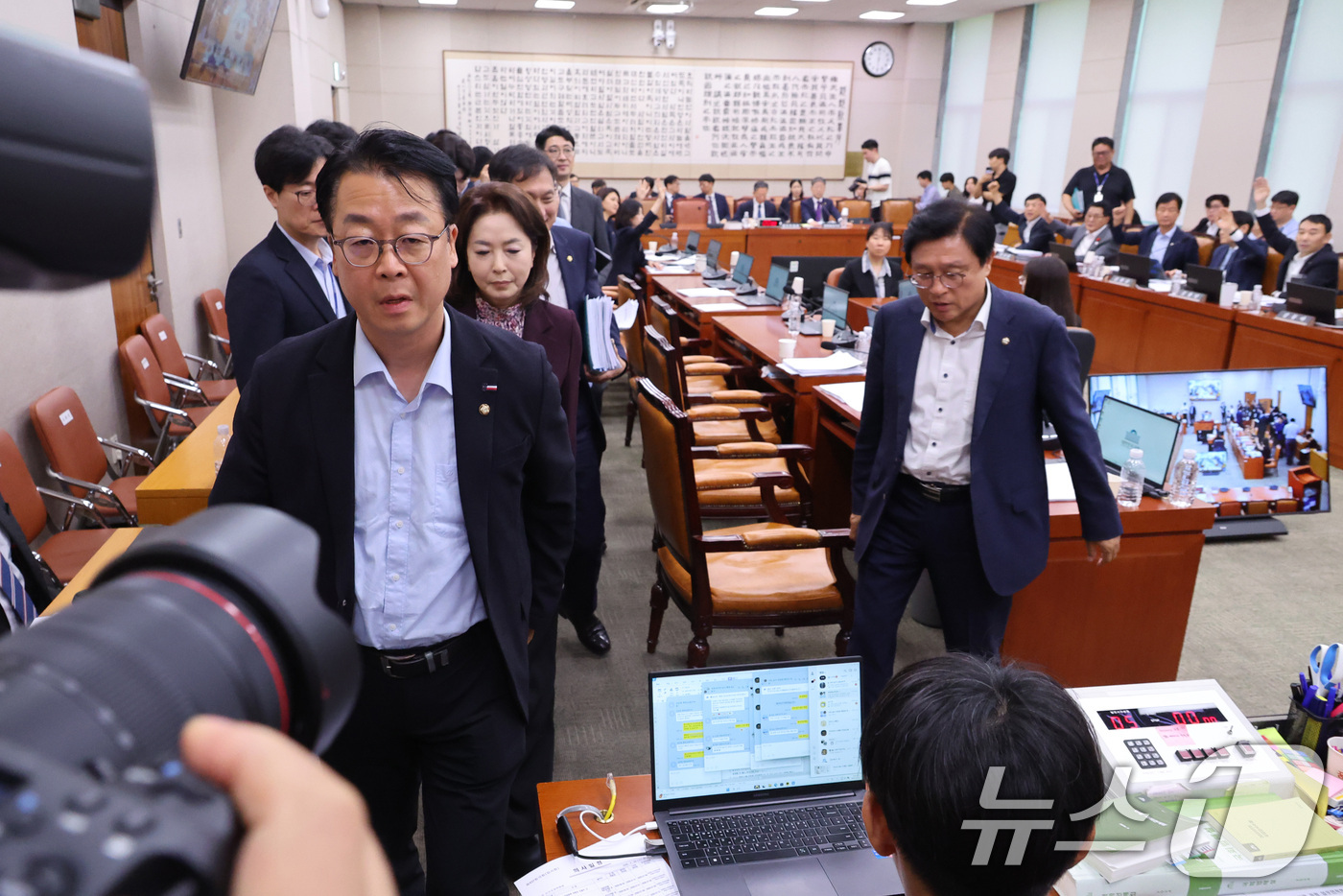 (서울=뉴스1) 신웅수 기자 = 29일 서울 여의도 국회에서 열린 법제사법위원회 전체회의에서 형사소송법 개정안에 대한 토론 종결 투표가 진행되자 국민의힘 의원들이 퇴장하고 있다. …