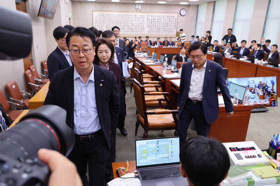 법사위 퇴장하는 국민의힘