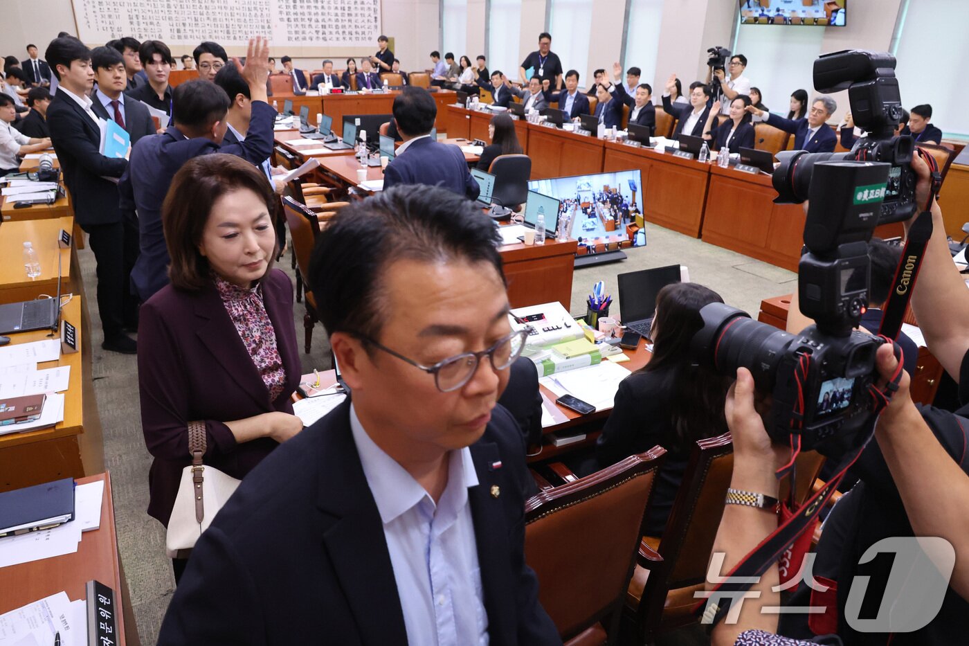 본문 이미지 - 29일 서울 여의도 국회에서 열린 법제사법위원회 전체회의에서 형사소송법 개정안에 대한 토론 종결 투표가 진행되자 국민의힘 의원들이 퇴장하고 있다. 2026.7.29 ⓒ 뉴스1 신웅수 기자