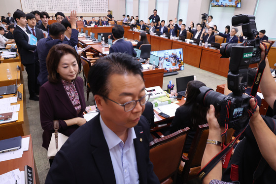 형소법에 '공소기각 사유' 끼워넣기 논란…野 "李 재판 지우기" 반발