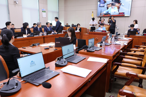 국민의힘 퇴장 속 통과되는 형사소송법 개정안