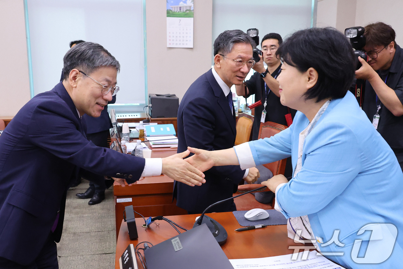 (서울=뉴스1) 신웅수 기자 = 서영교 위원장이 29일 서울 여의도 국회에서 열린 법제사법위원회 전체회의에서 형사소송법 개정안을 통과시킨 후 노경필 법원행정처장, 정성호 법무부 장 …