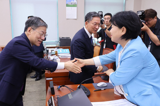 인사나누는 서영교 위원장·노경필 처장