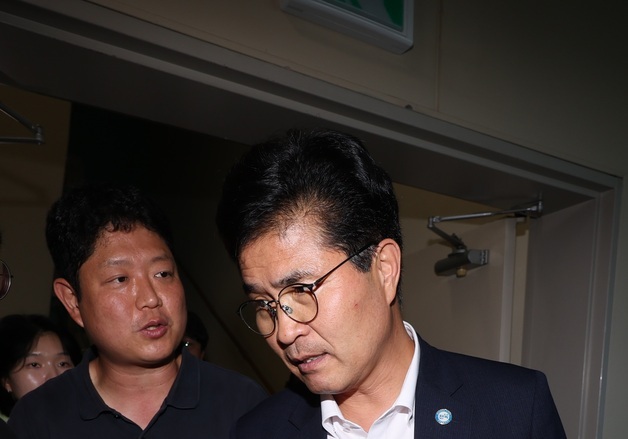 '김관영 내란 방조 의혹 제기' 이원택 지사, 경찰 조사…"무죄 드러날 것"