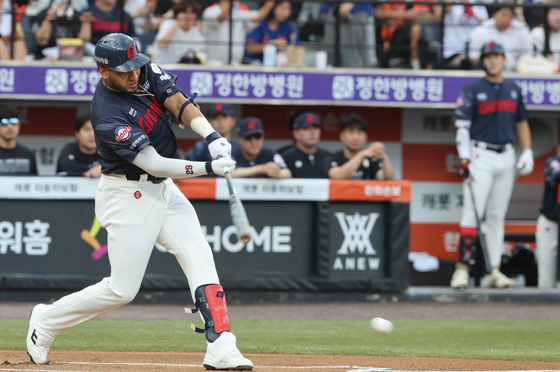 '치면 안타' 롯데 레이예스, 외인 최초 타격왕·안타왕 석권 도전